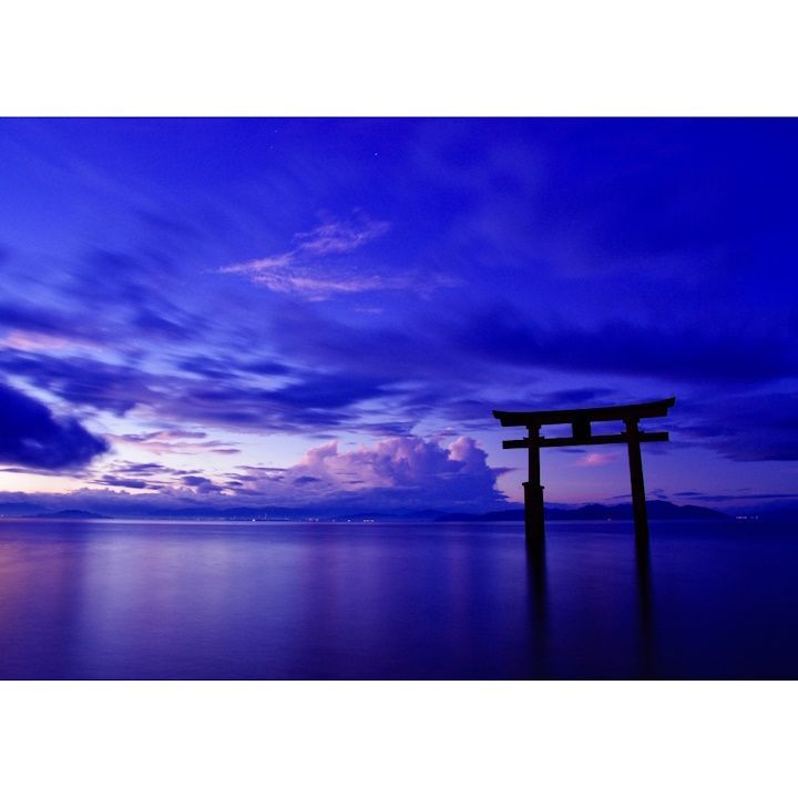 絵画風 壁紙ポスター (はがせるシール式) 厳島神社 大鳥居 日没 宮島 日本三景 キャラクロ ISJ-005A2 (A2版 594mm×420mm) ＜日本製＞ ウォールステッカー お風呂ポスター