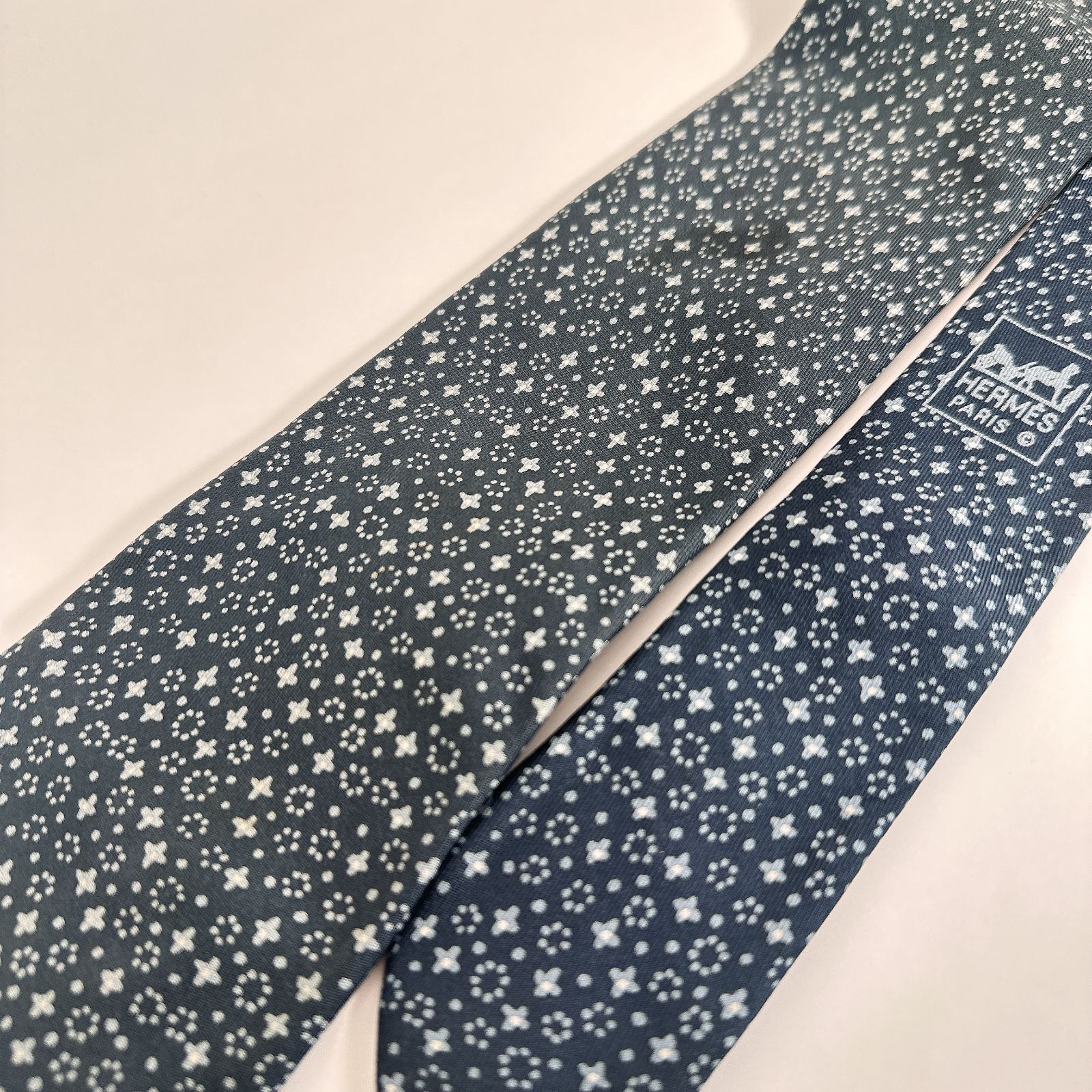 美品 HERMES エルメス ネクタイ シルク100% ネイビー 総柄 美品 HERMES シルク100% ネイビー 総柄 ネクタイ 麻生太郎着用
