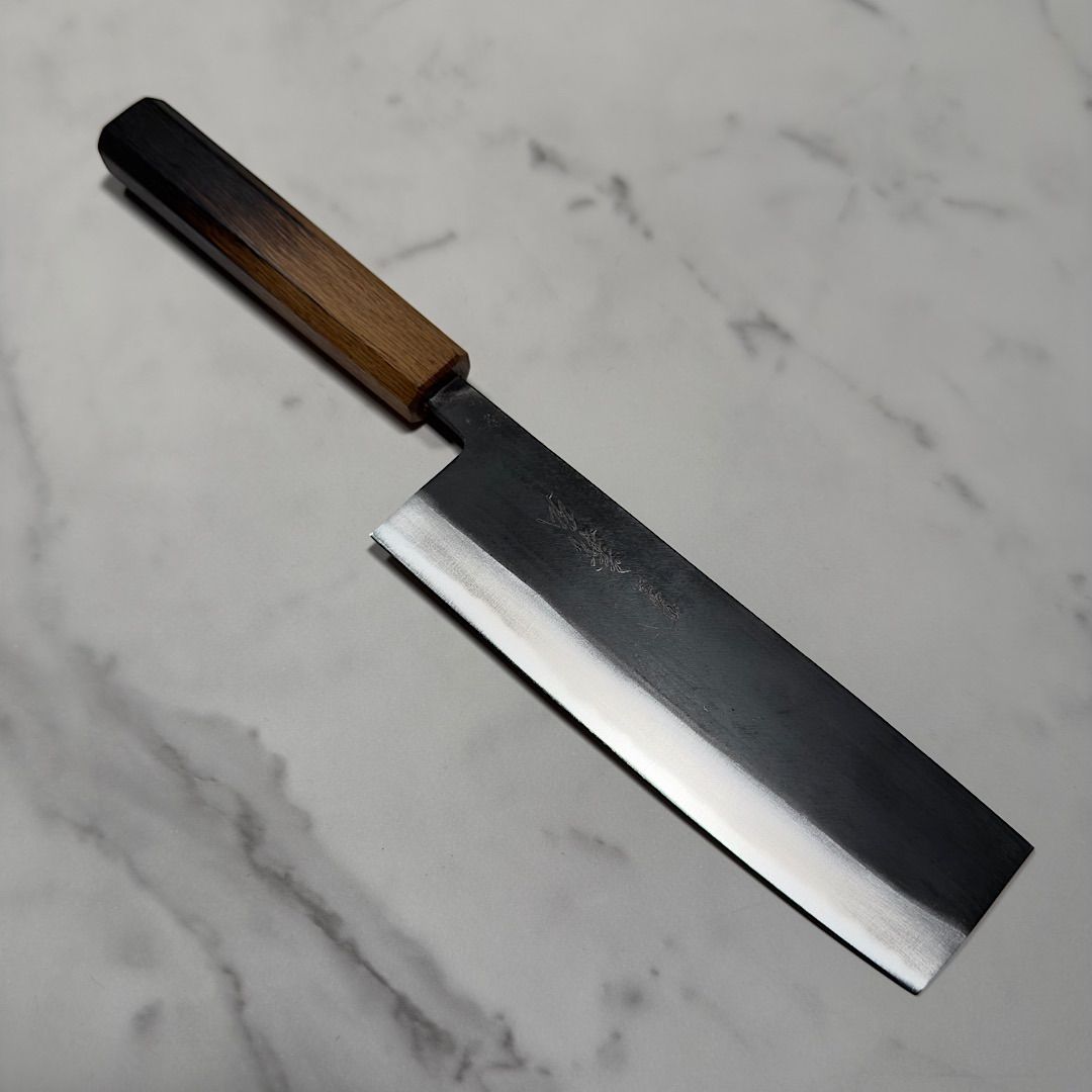 郷右馬允義弘 菜切り 包丁 165mm 白紙2号 黒打ち仕上げ 両刃 樫八角柄 堺刃物 山脇刃物製作所