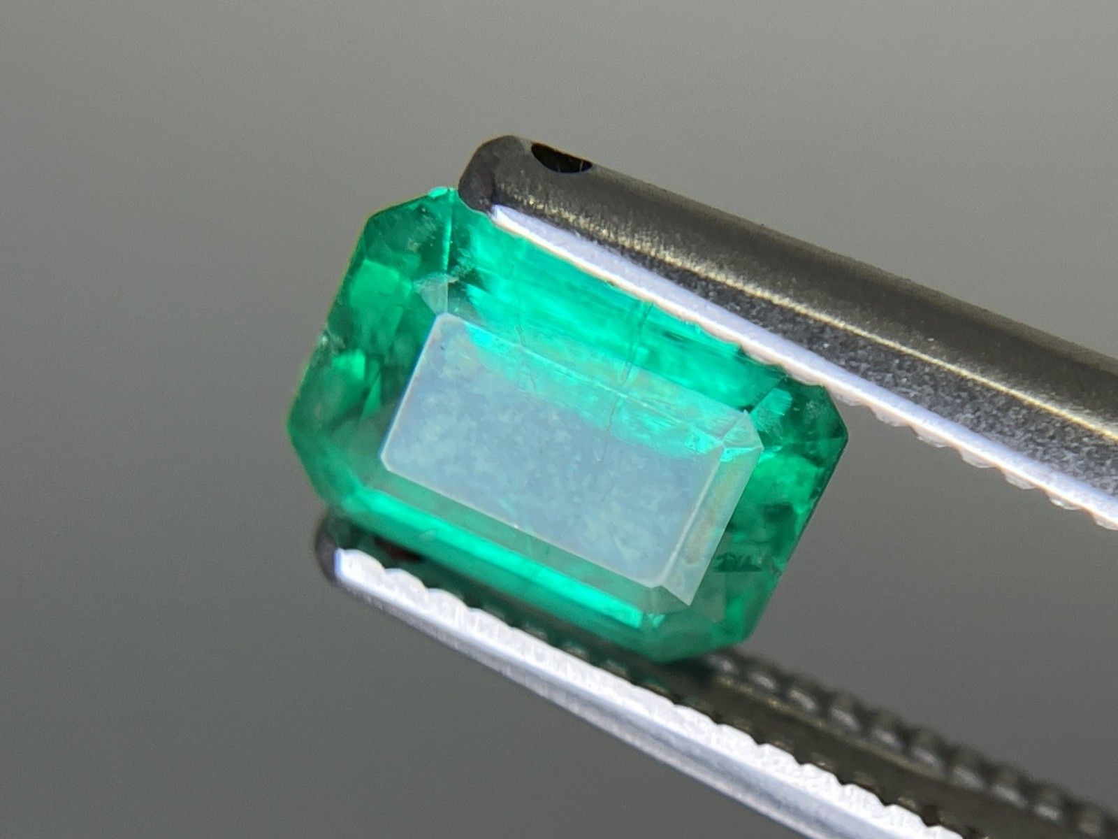 エメラルド 天然 0.852ct 中央宝石ソーティング付き 6.88㎜×5.20  