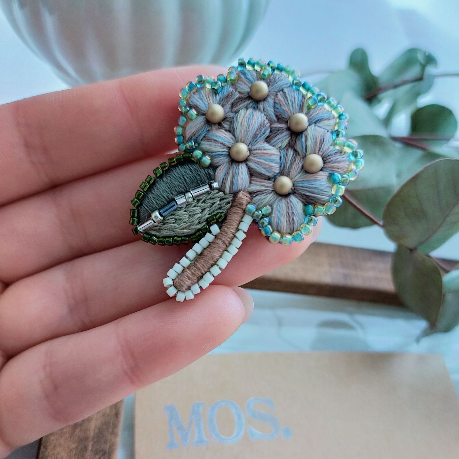 梅雨を彩る紫陽花ブローチ 手刺繍ブローチ - メルカリ 