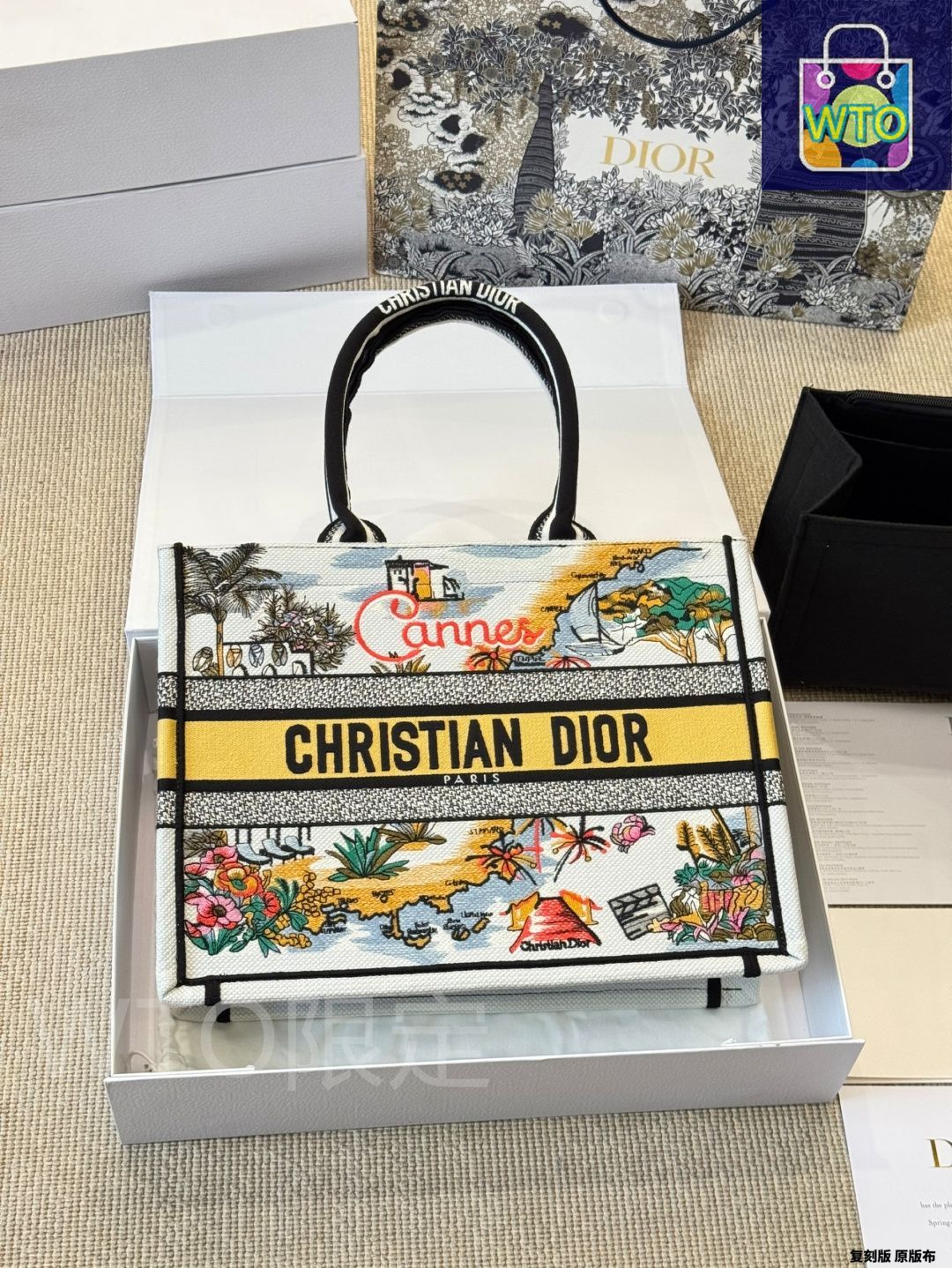 【大人っぽくて素敵♪】dior 25ss トートバッグ 今日特価】Dior ディオール 25SSブタフライ刺繍ブックトート
