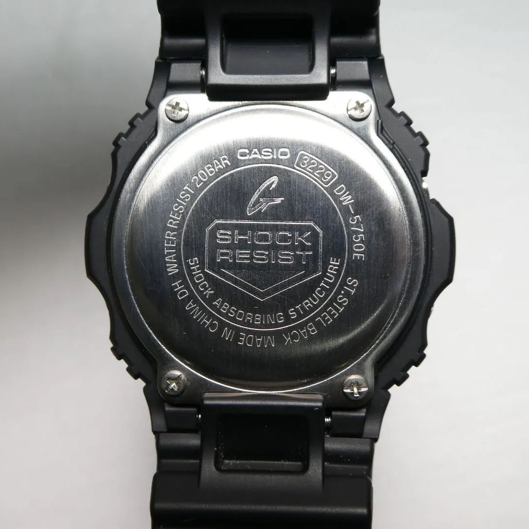 美品　未使用品　カシオ　DW5750E-1B スティング　35周年モデル液晶反転 美品 未使用品 カシオ DW5750E-1B スティング 35周年モデル液晶