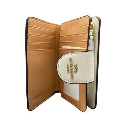 COACH✨コーチ 二つ折り財布 レディース Wallet チョーク【匿名配送 ... COACH✨コーチ 二つ折り財布 レディース Wallet チョーク【匿名配送】