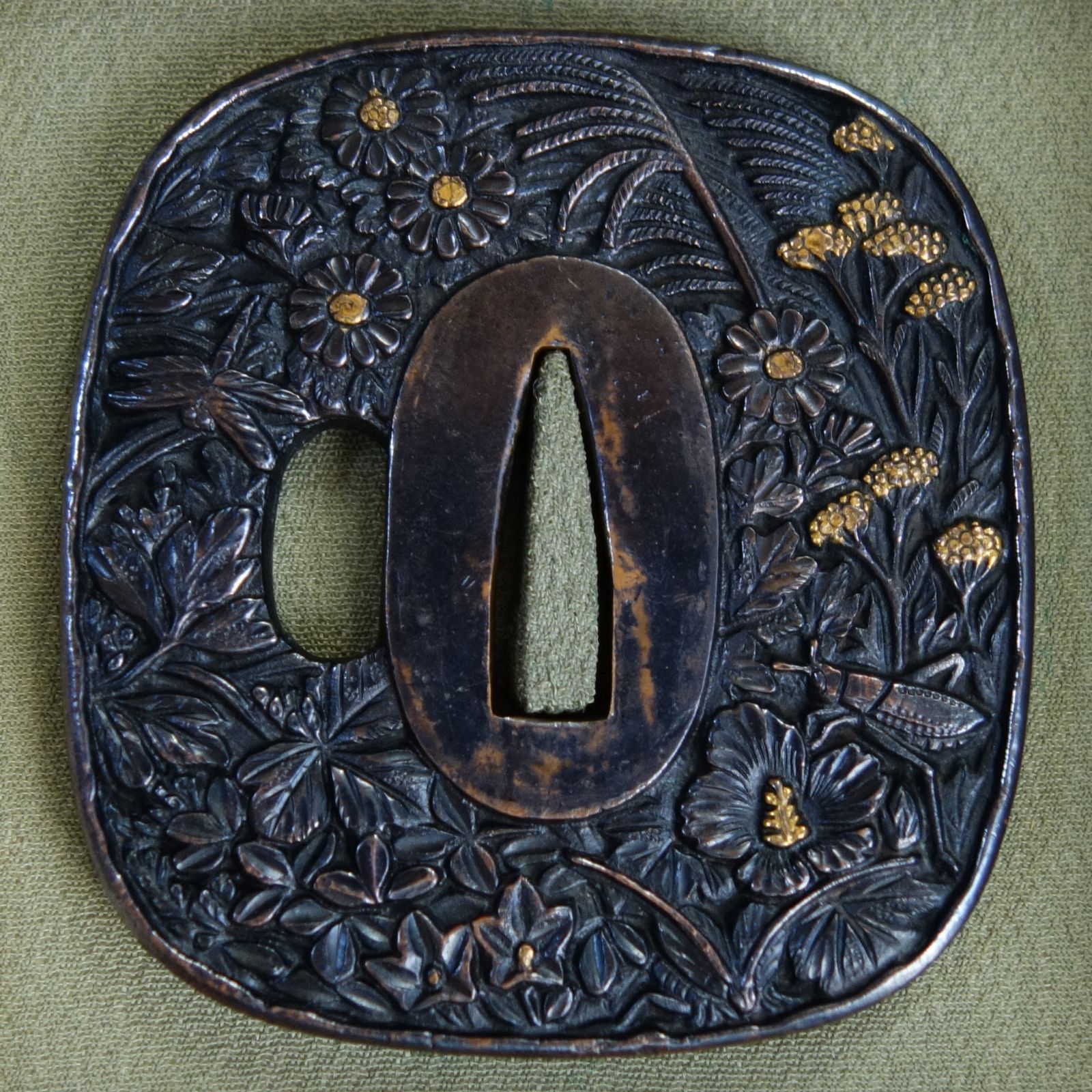 鍔 赤銅地 鋤出彫 秋草虫図鍔 日本刀 刀装具 鐔 骨董 古美術 Ac25082502