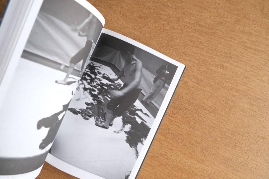 白髪一雄 KAZUO SHIRAGA a retrospective 図録 - メルカリ