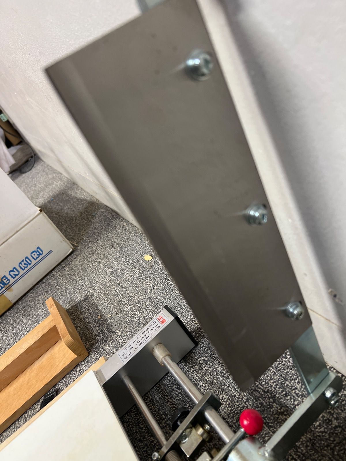 ︎