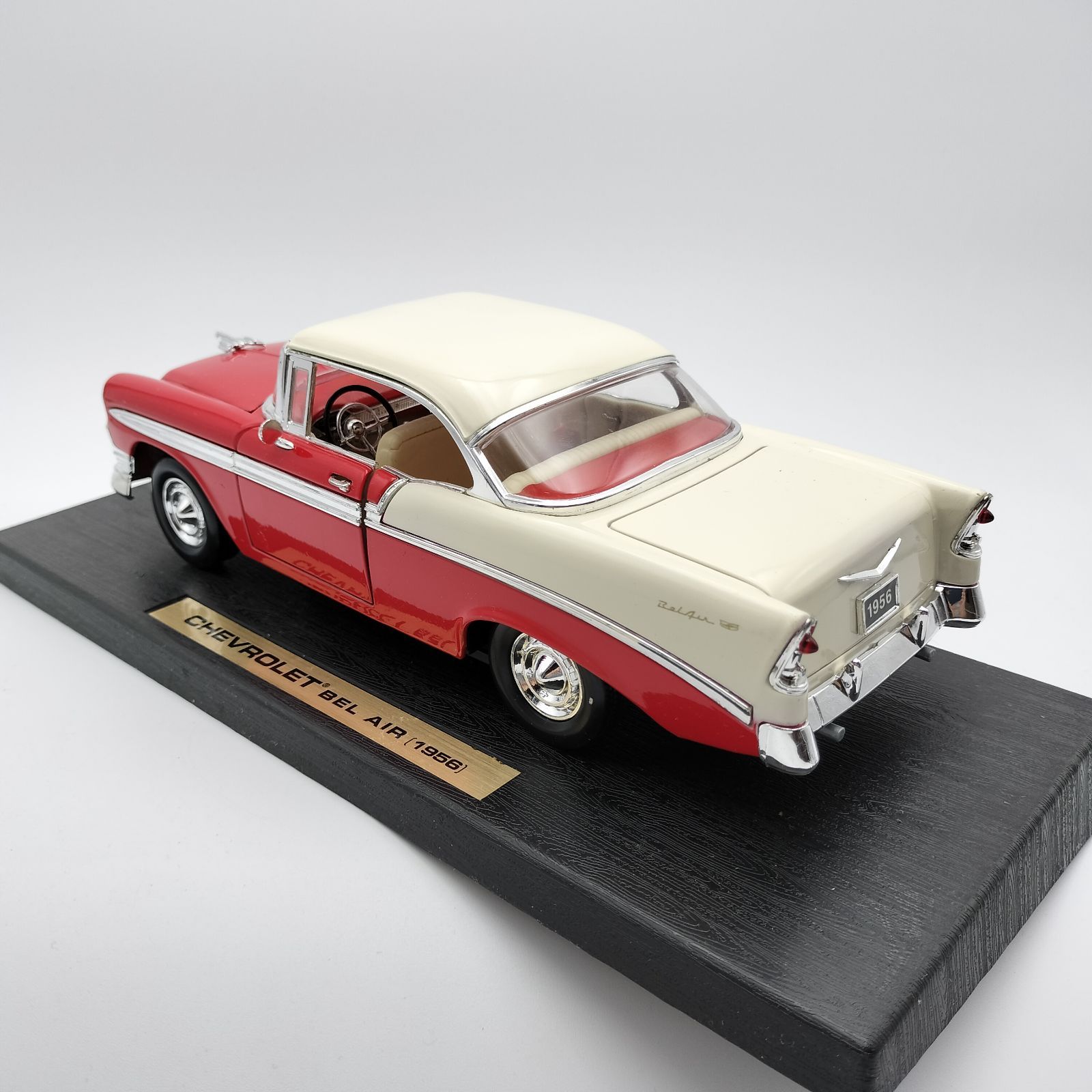 1956 シボレー ベルエア 1:18スケール ミニカー - メルカリ 1956