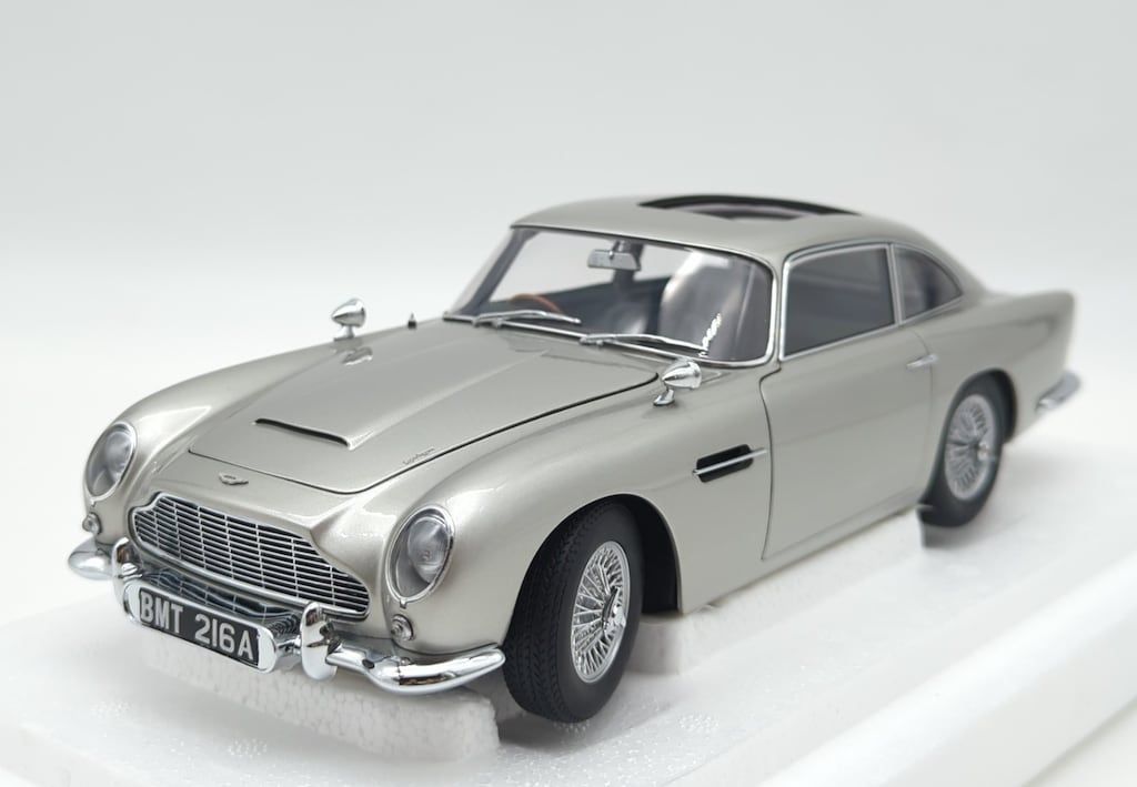 AUTOart 1|18 ASTON MARTIN DB5 GOLDFINGER W|WEAPONS SILVER 70296