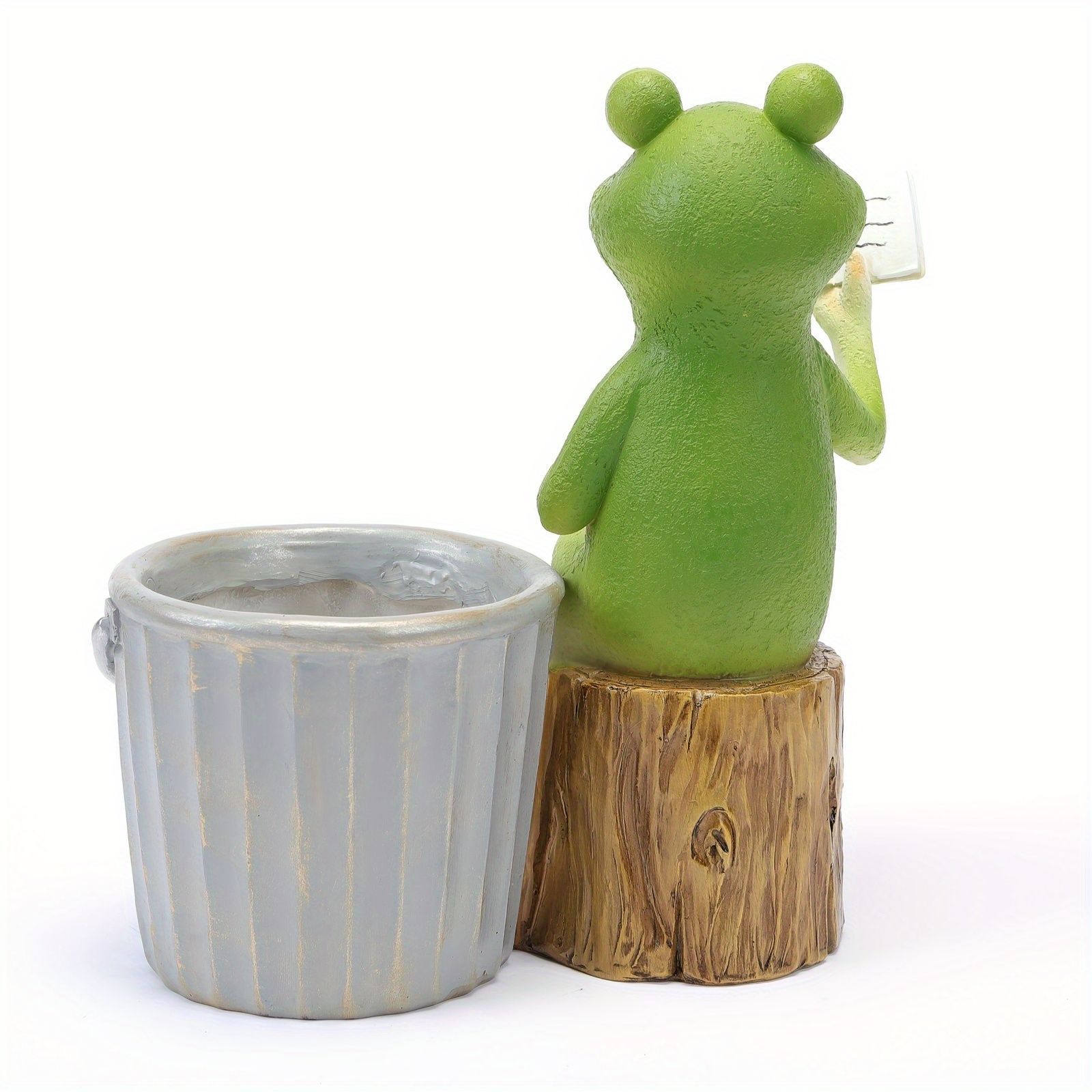 ガーデニング バケツの隣で本を読んでいるカエル