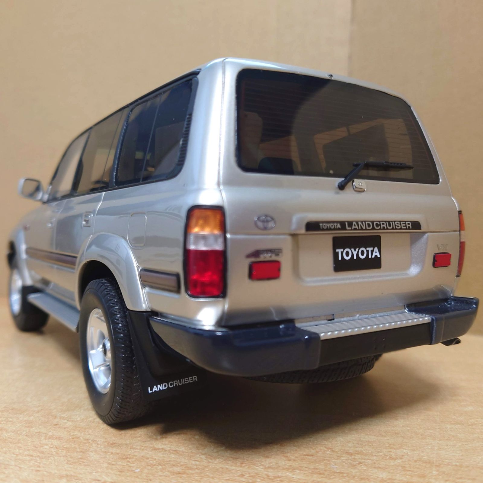 1/18 トヨタ ランドクルーザー HDJ80 1992 (ベージュ) 世界限定
