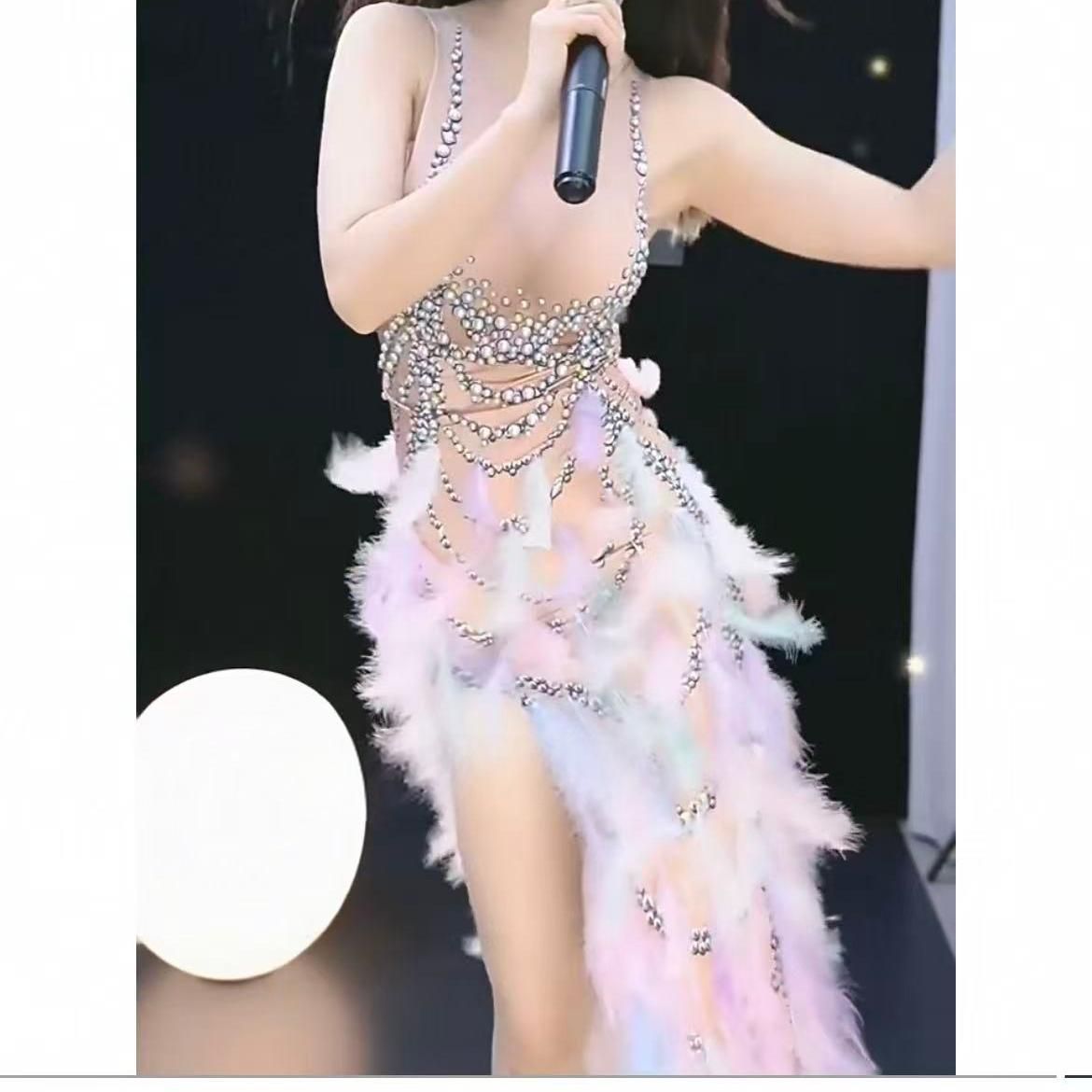 カラフルな羽根