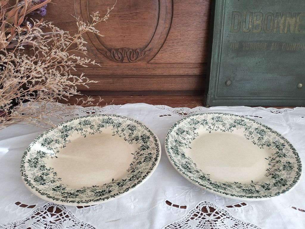 【美品2枚セット】有田焼 峰山作 牡丹絵 飾皿 大皿 桐箱・スタンド付 美品2枚セット】有田焼 峰山作 牡丹絵 飾皿 大皿 桐箱・スタンド