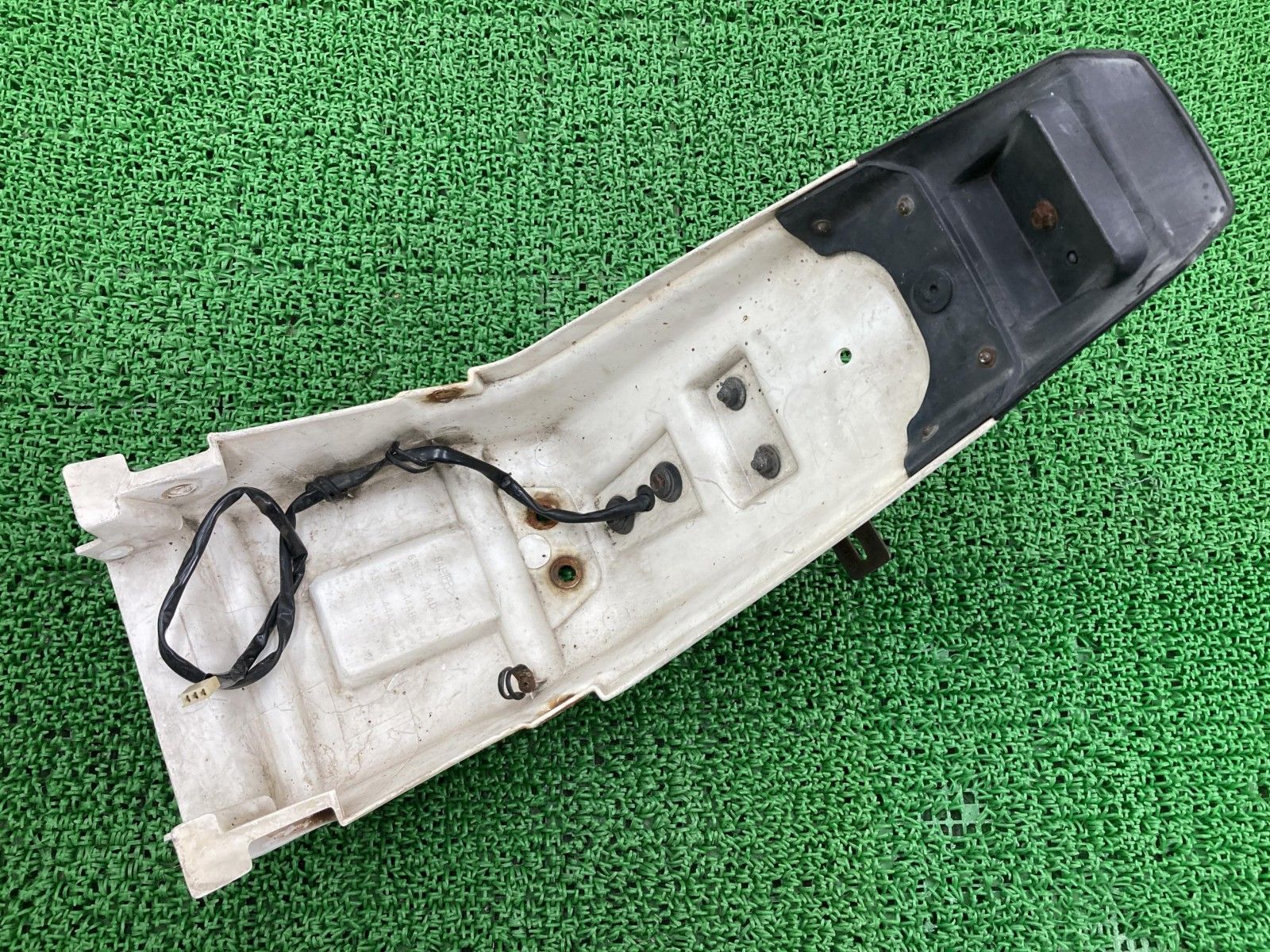 ジェベル125 リアフェンダー 白 63113-44AD/B/C スズキ 純正 バイク 部品 SF44A 63113-44AD B C ジェベル250 SH42Aにも 車検 Genuine 【中古】 23