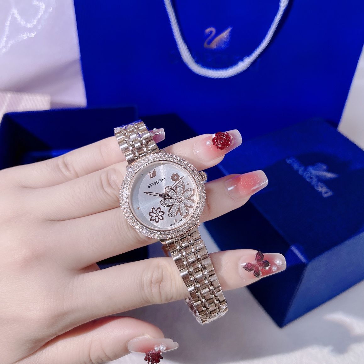 【Emi様分】SWAROVSKI /スワロフスキー ダイヤモンド装飾腕時計 今日特価】SWAROVSKI スワロフスキー 時計 シンプルで目立つ