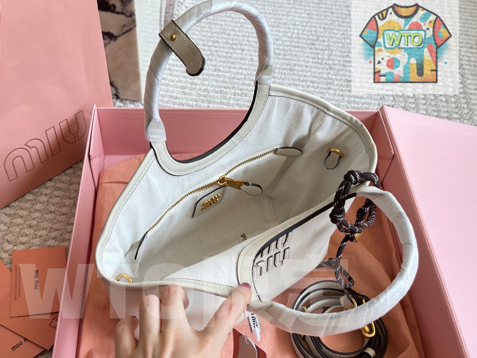 MIU MIU 限定モデル レザートートバッグ - コンパクトサイズ (22