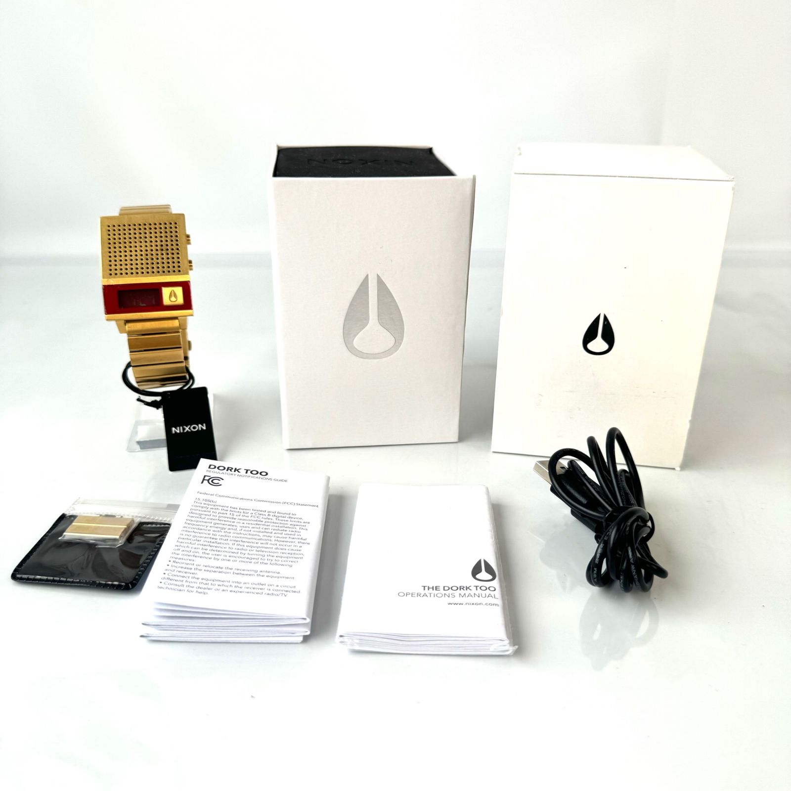 美品】ニクソン NIXON A1266 502 ドークトゥー DORK TOO クォーツ 充電