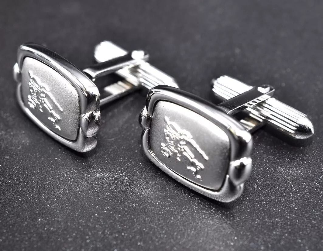 BURBERRY タイピン カフリンクス セット オニキス シルバーカラー BURBERRY タイピン カフリンクス セット オニキス シルバーカラー