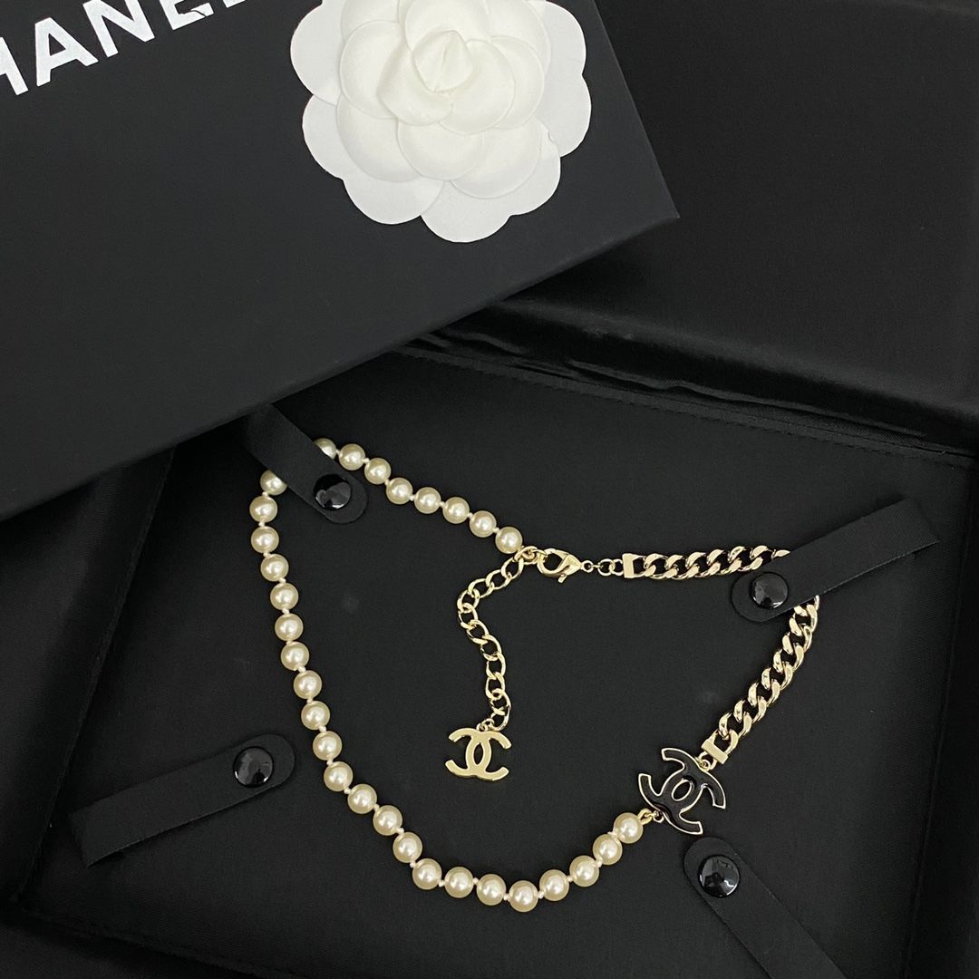 CHANEL】シャネル (新品未使用) 半チェーンパール＆ブラックダブルC ネックレス エレガントでモダンなデザイン - メルカリ