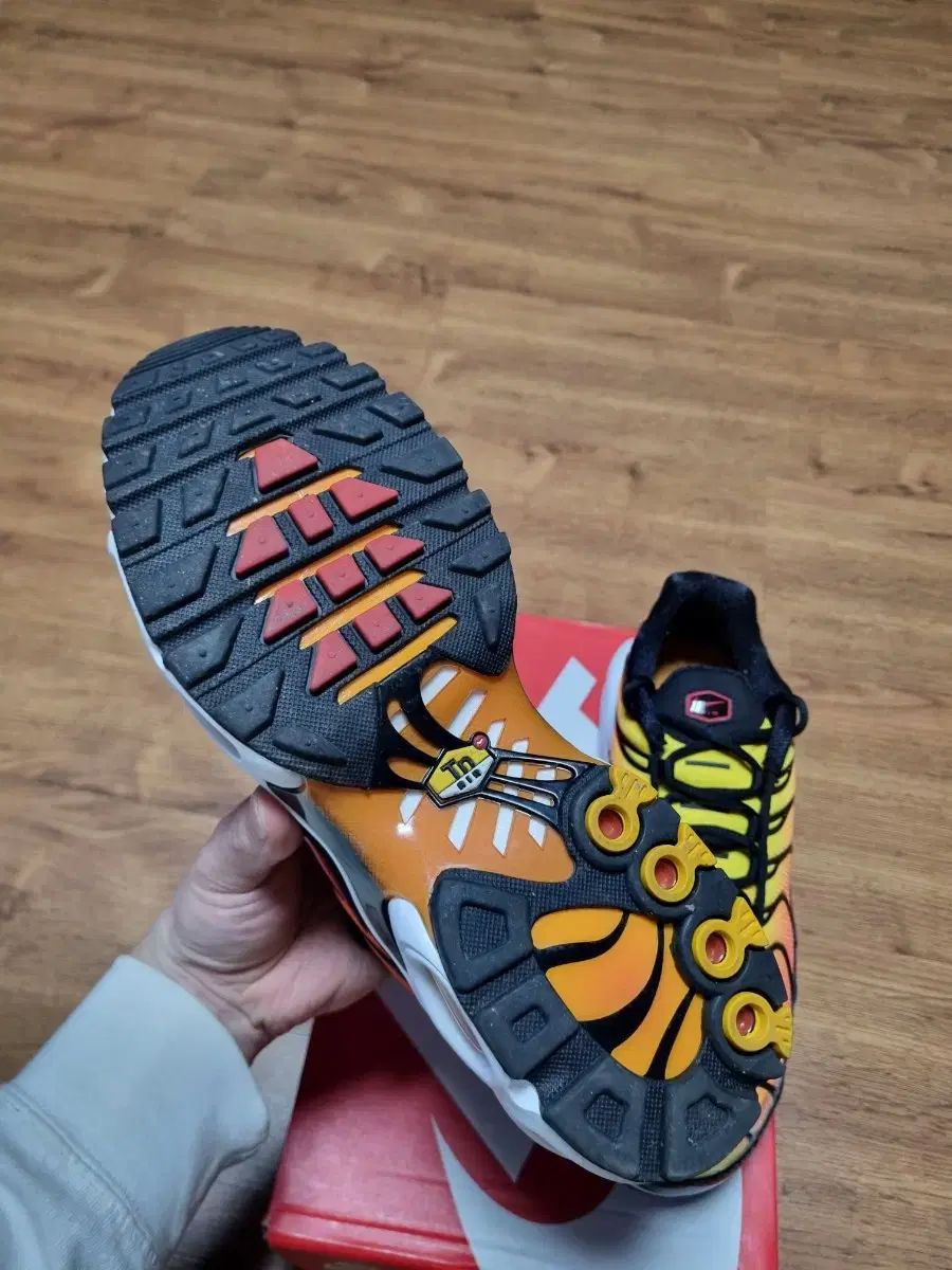 250 ) ナイキ エアマックス プラス ツアー イエロー