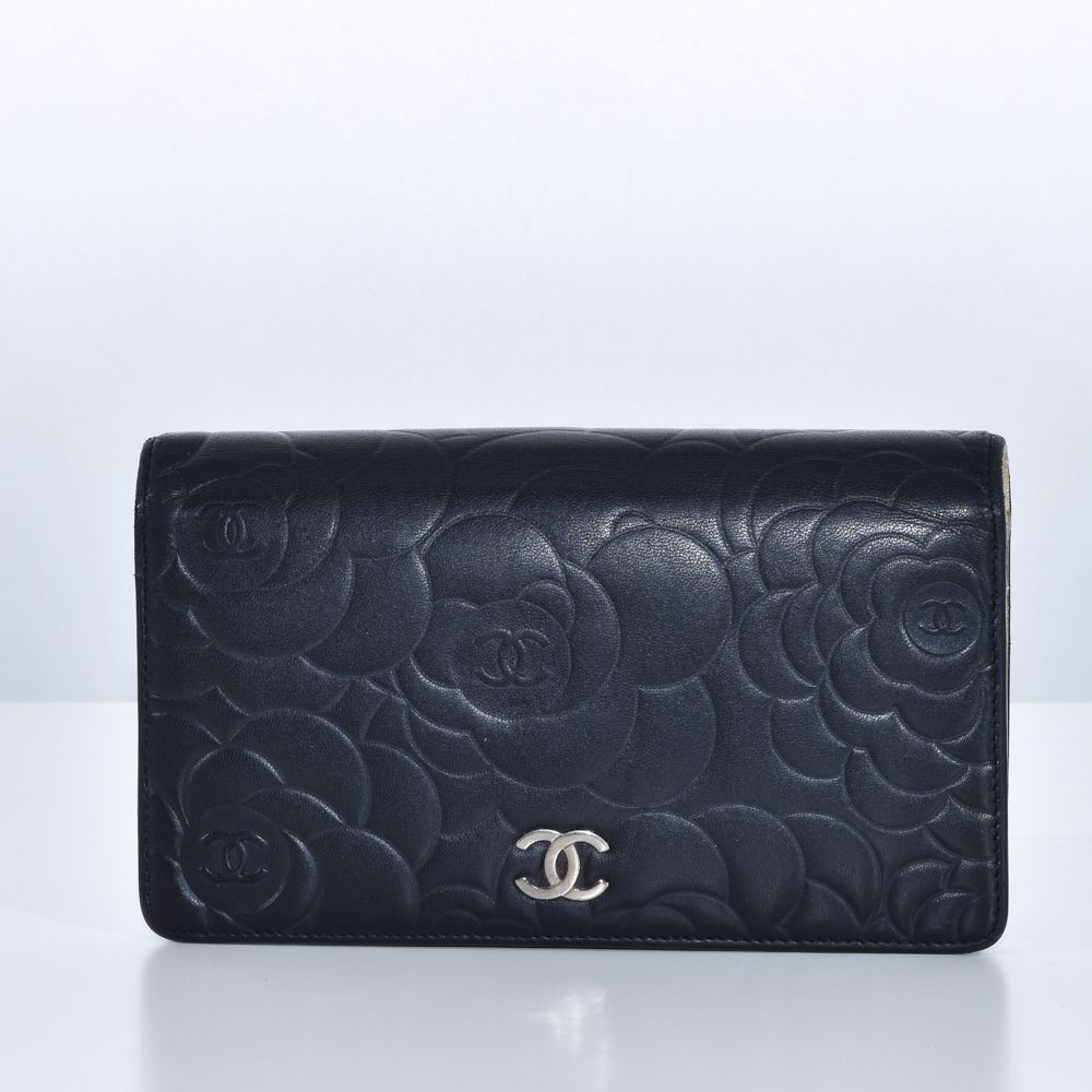 ✨新品同様✨CHANEL カメリア ラムスキン 長財布 ✨シール・シリアル有✨ CHANEL - CHANEL(シャネル) 長財布 カメリア 黒 型押し加工