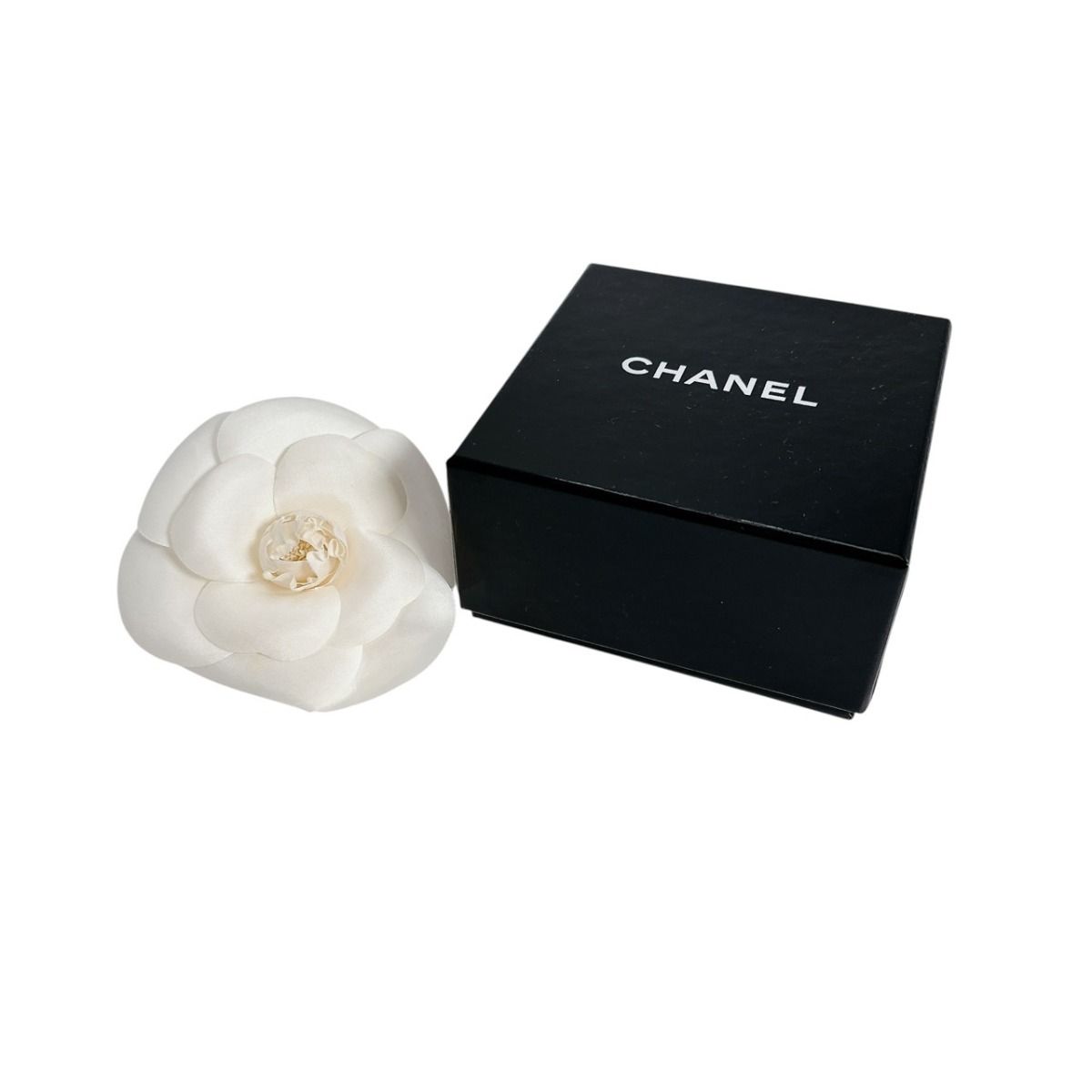 シャネル コサージュ カメリア ブローチ CHANEL ホワイト - メルカリ