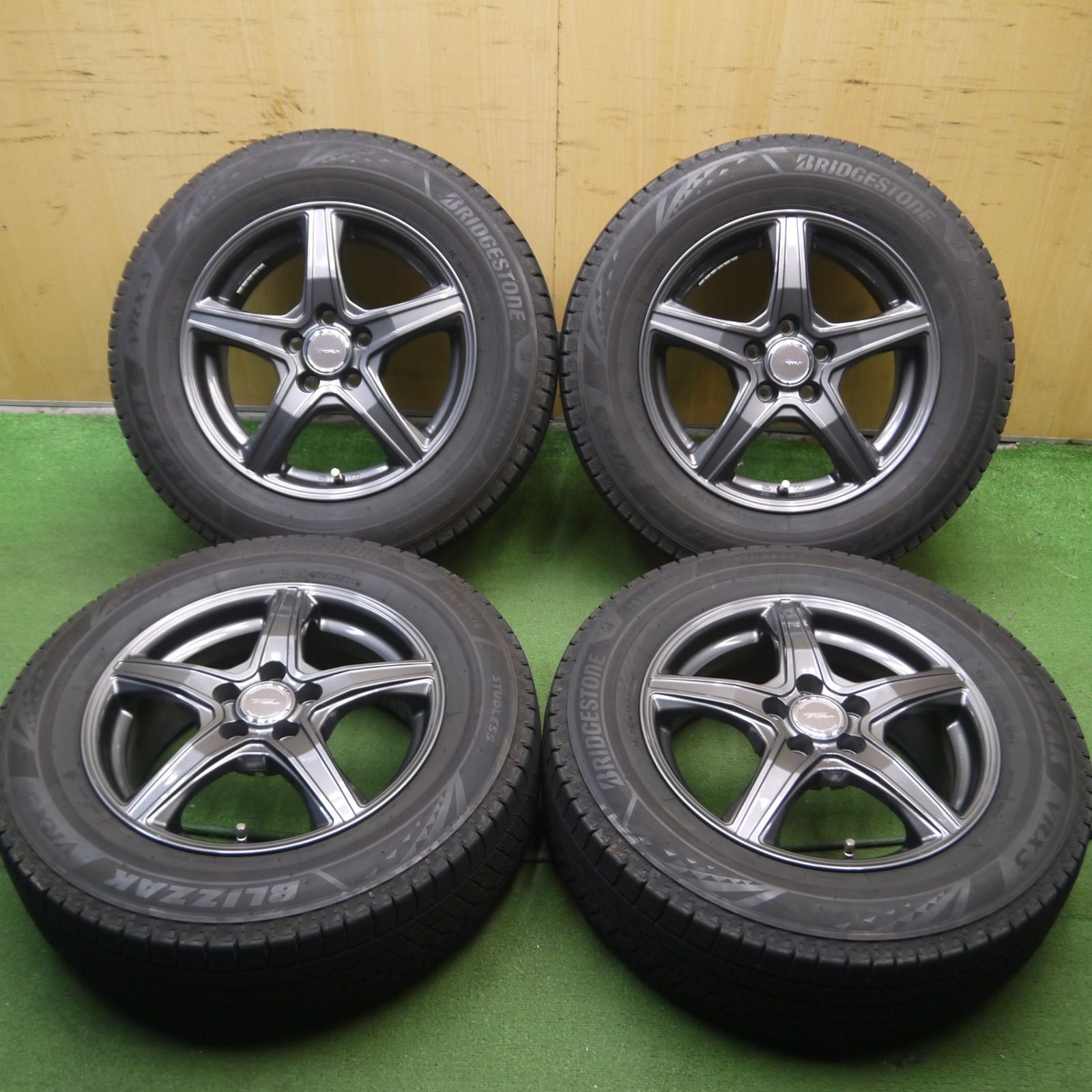 *送料無料* バリ溝！21年！キレイ！9.5分プリウス 等 195/65R15 スタッドレス ブリヂストン ブリザック VRX3 TOPRUN PCD100/5H4042408Hス