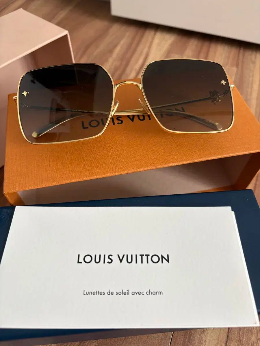 Louis Vuitton ルイヴィトン チャームスクエア サングラス