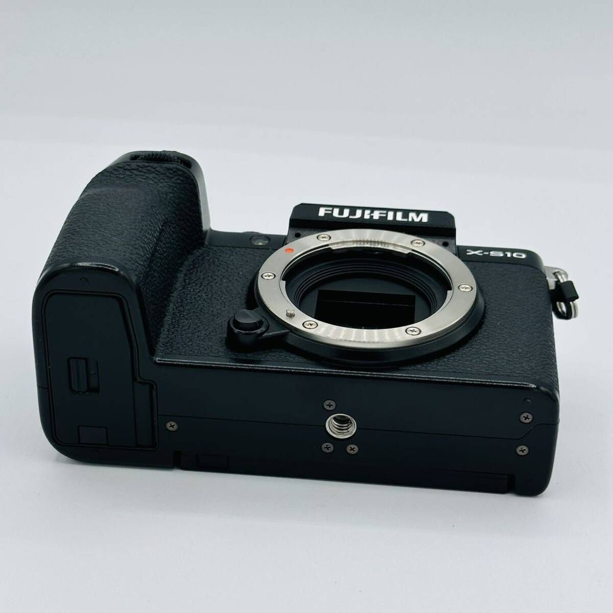 ほぼ新 7ショット】富士フイルム(FUJIFILM) ミラーレスデジタルカメラ X-S10 ボディ F X-S10 ブラック - メルカリ