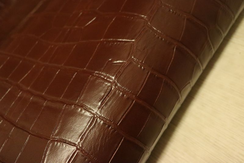 チョコブラウン 230ds クロム革 牛革 国産 レザー クロコ型押し はぎれ 一枚革 レザークラフト 革 皮 本革 diy 生地 材料