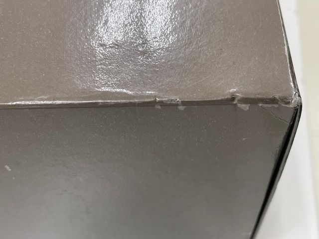 箱に傷あり