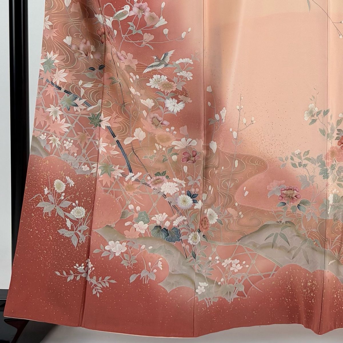 バイセル 着物 名品 訪問着 薄茶色 草花 柴垣 流水 橋 縮緬 正絹 袷（10月～5月） 156cm Mサイズ☆☆☆☆