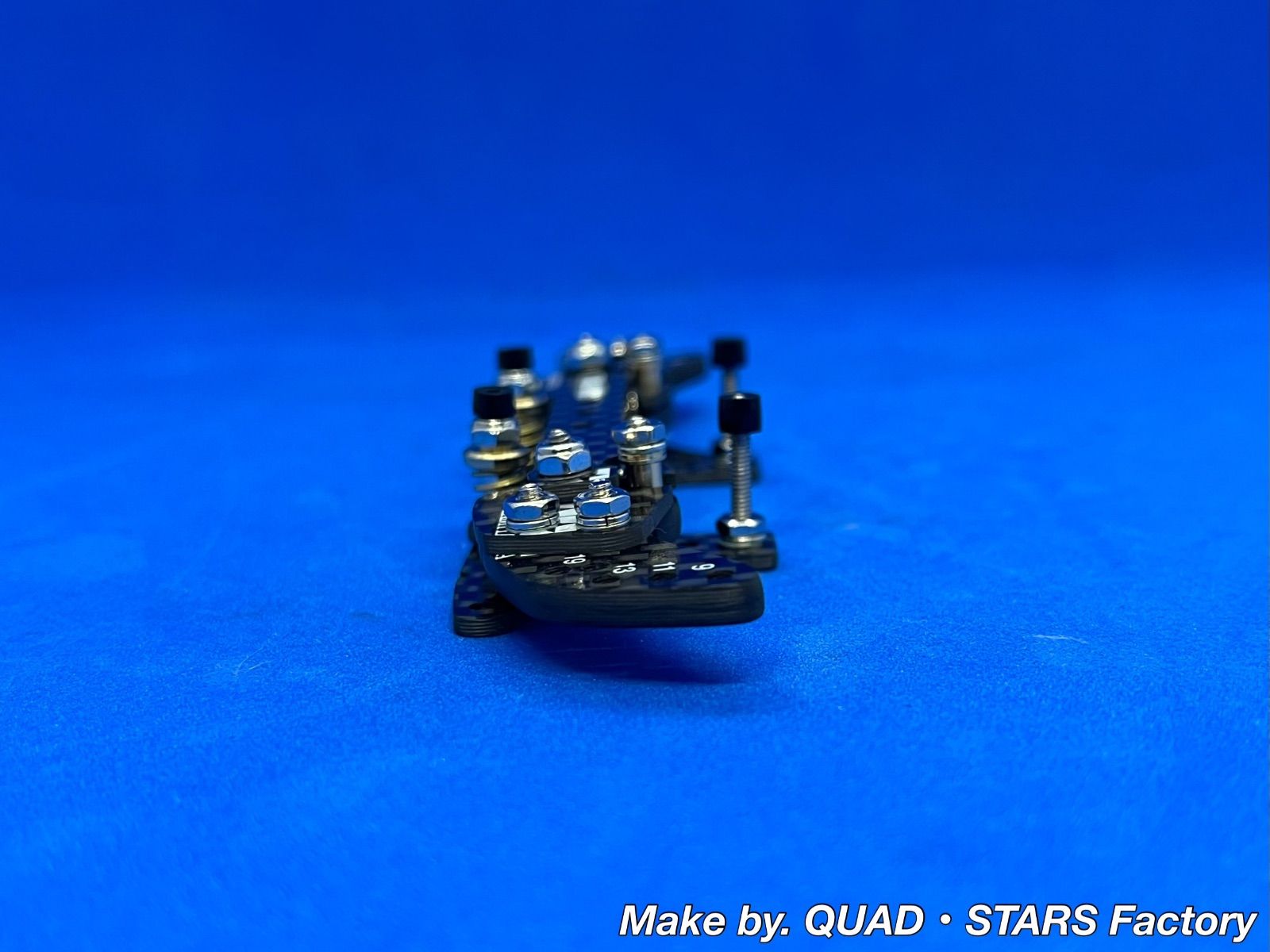 ミニ四駆パーツ】2軸ATピボットバンパー／オールカーボン【ブルーVer