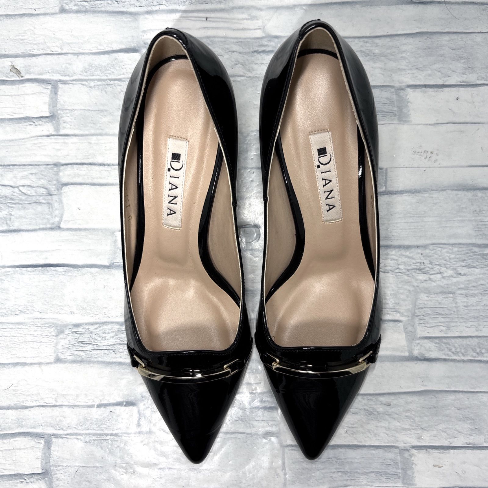 【美品✨】ダイアナ　DIANA エナメル　パンプス　ゴールド金具　ヒール5㎝　黒 DIANA ダイアナ クロスストラップパンプス チャンキーヒール 黒