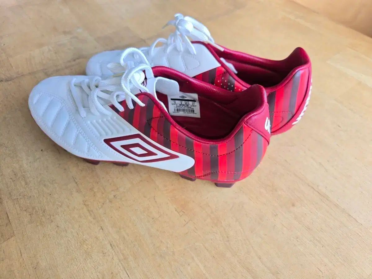 アンブロ サッカーシューズ 白|レッド 270 全て