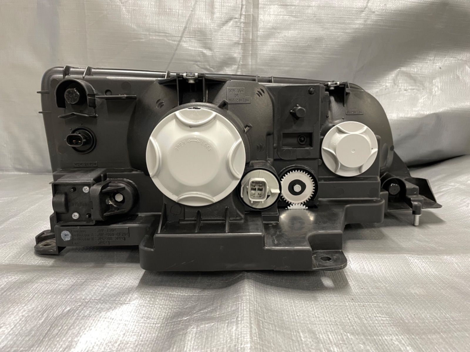 三菱　FK62 ファイター　純正　左右HIDヘッドライト セット　中古 三菱 FK62 ファイター 純正 左右HIDヘッドライト セット 中古