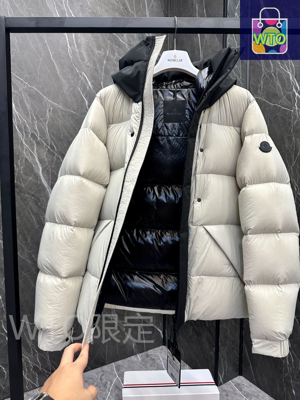 MONCLERモンクレール 白い短い男性｜本日限定特価｜新品未使用