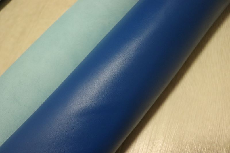 マリンブルー 220ds クロム革 牛革 国産 レザー 顔料仕上げ はぎれ 一枚革 レザークラフト 革 皮 本革 diy 生地 材料