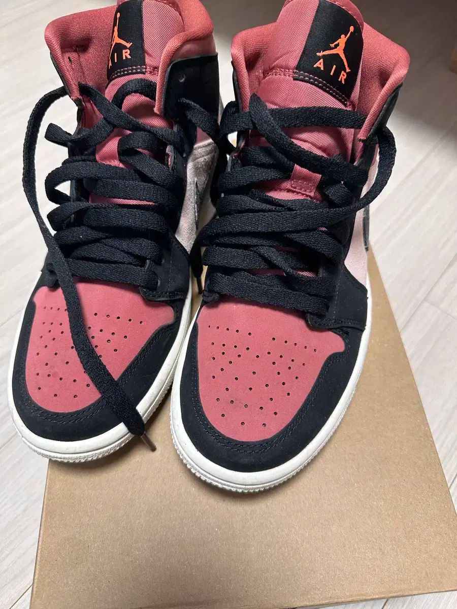 NIKE(ナイキ) ジョーダン 1 ミッド バーガンディー ダスティ ピンク 245