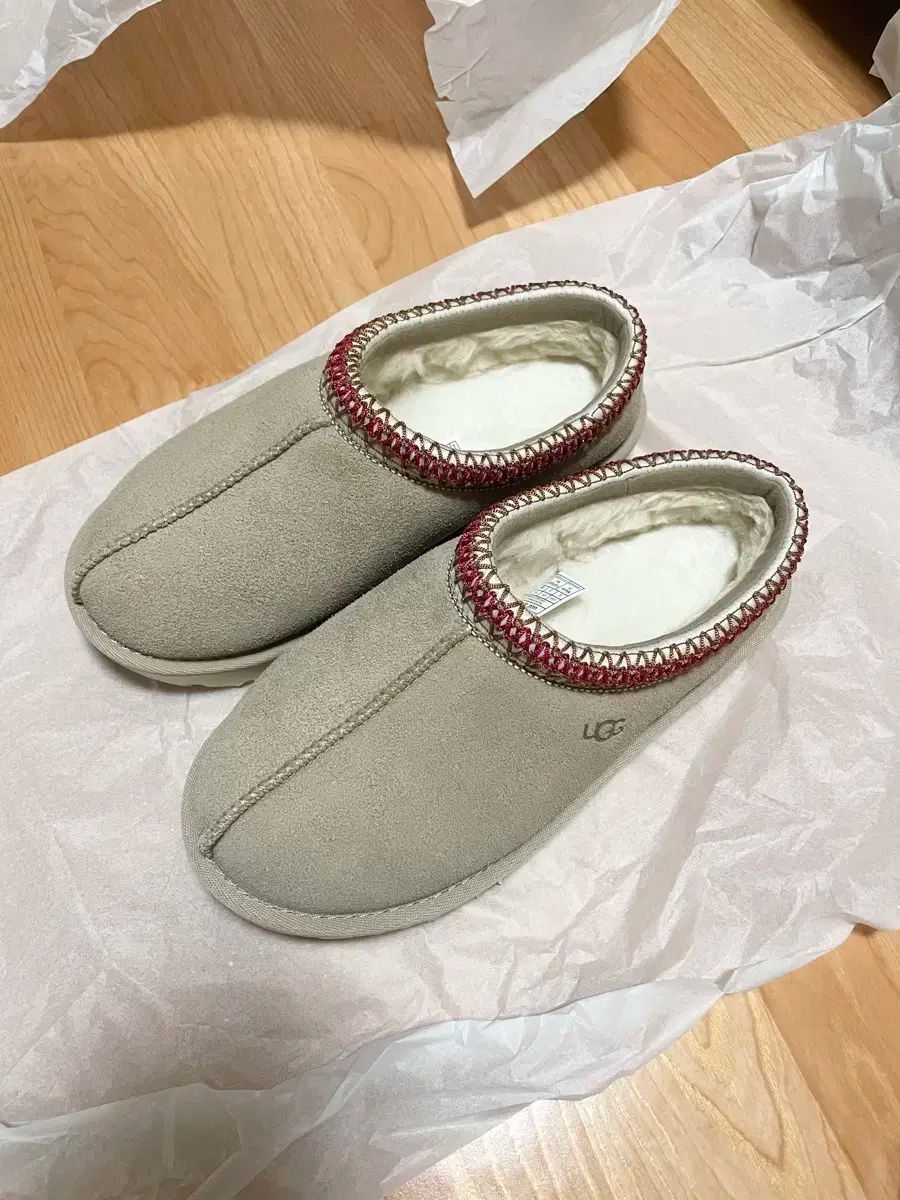 UGG アグ タスマン サンド ダークチェリー 5w 220
