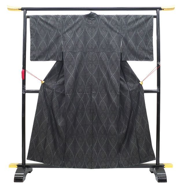 新古品 本場大島紬 着物 正絹 袷 大島紬 7マルキ カタス式 泥染め ミッドナイトグレー モダン 菱格子 粋 おしゃれ カジュアル 春 秋 冬 紬 着物 濃グレー 仕立て上がり 身丈160 裄丈65 Mサイズ みやがわ sb16378