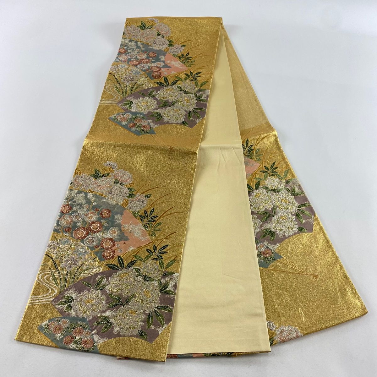 袋帯 美品 秀品 草花 金糸 箔 金色 六通 正絹　成人式振袖帯 袋帯 美品 秀品 扇 草花 金銀糸 箔 金色 六通 正絹 【中古