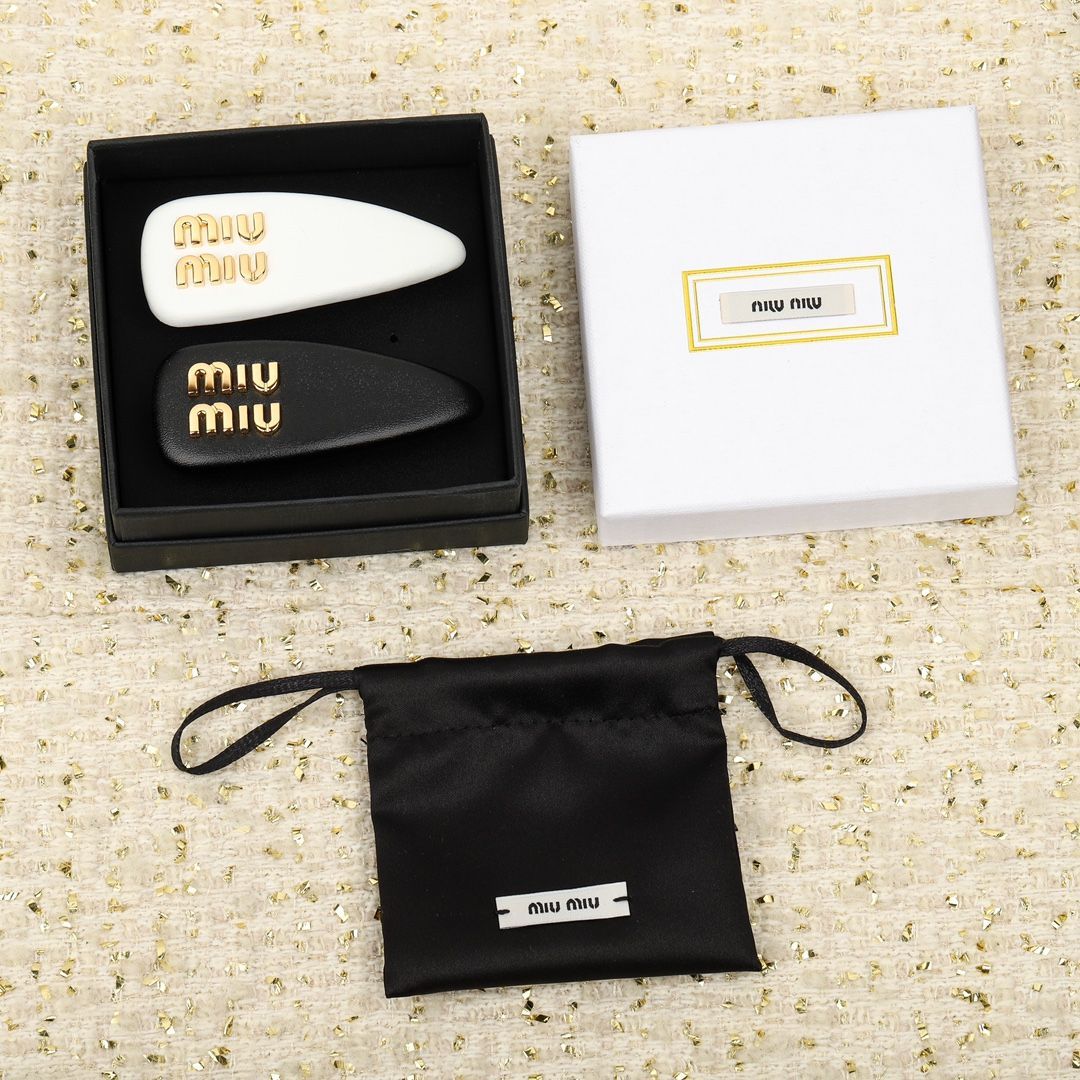 MIU MIU ミュウミュウ  パテントレザー  ロゴヘアクリップ