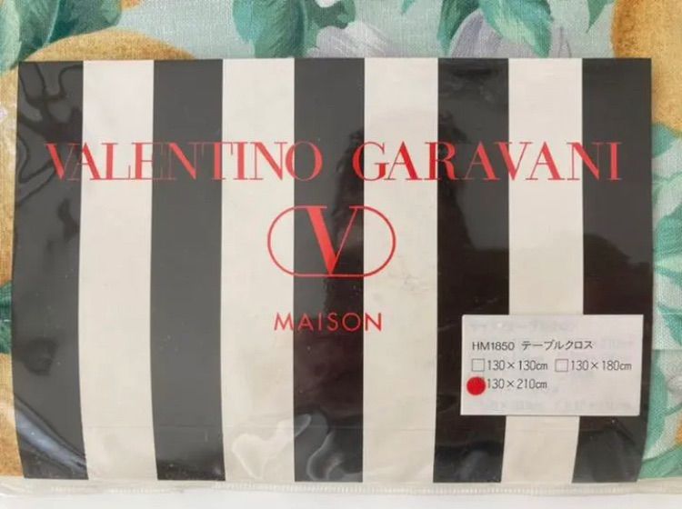 ① Valentino テーブルクロス　ティッシュカバー　130×210 新品