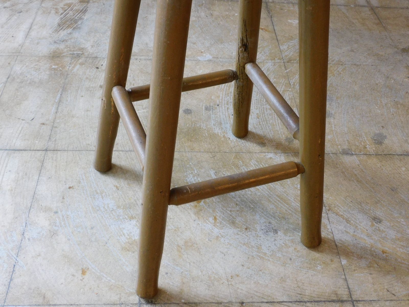 ふるい木味 一枚板座面 丸椅子・スツール HK-a-04034 / ブナ