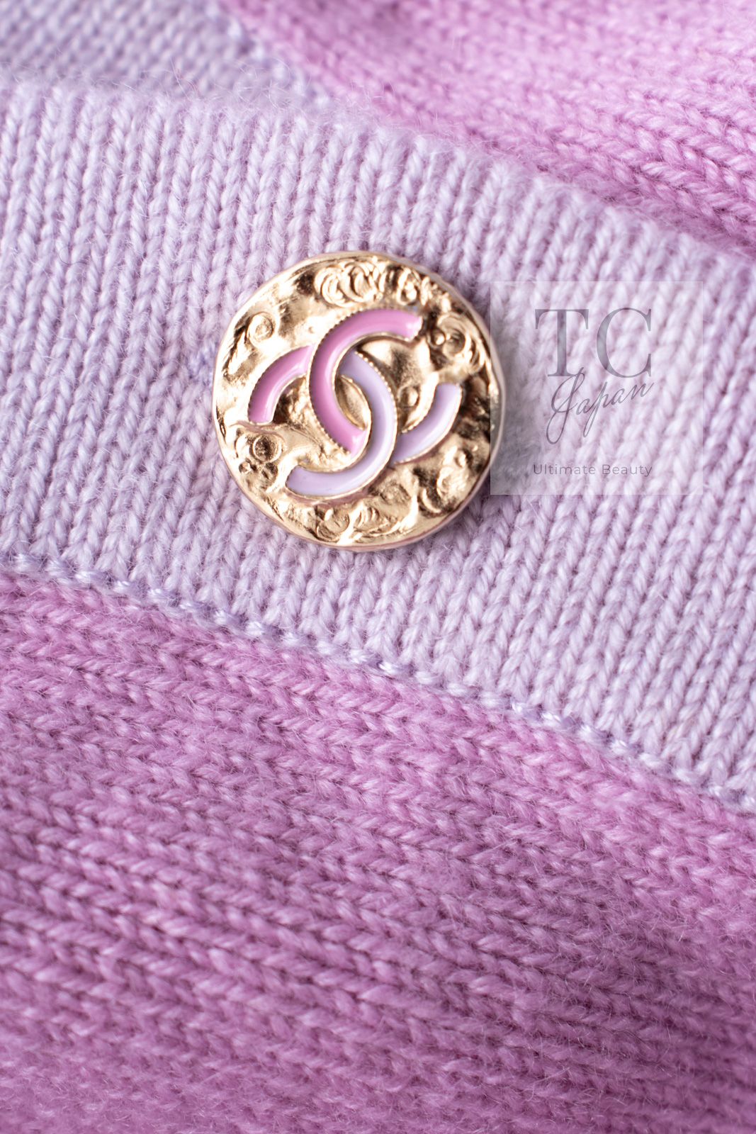 64万 シャネル カーディガン CHANEL 64万 パープル ピンク ココ マーク CC ボタン 春夏 カシミヤ 100% ニット 超美品 38 40 ランウェイ登場 CHANEL - 64万 シャネル カーディガン CHANEL 64万 パープル ピンク