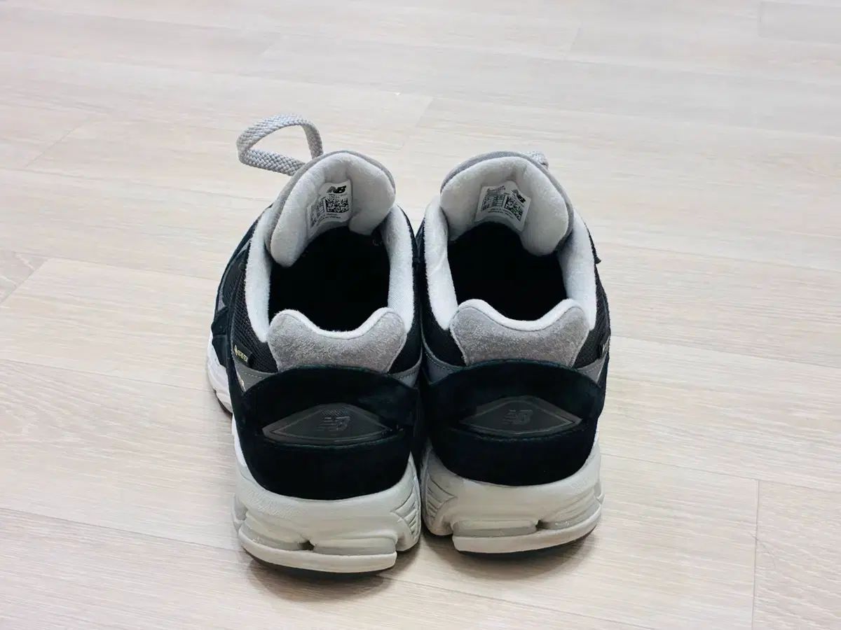 ブラック スニーカー