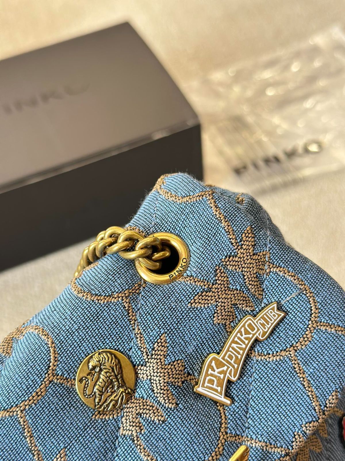 【期間限特別価格】 今日 PINKO デニムバッジバッグ 在庫 価格 正規品激安大集合！