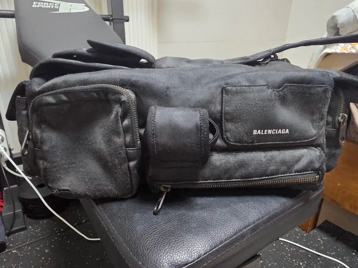BALENCIAGA バレンシアガ スーパーベージ スモール スリングバッグ 702167 2AA66 1000