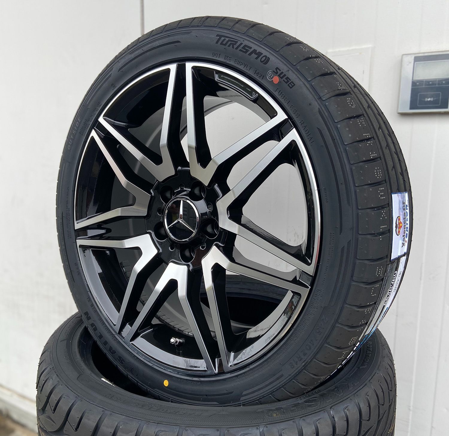 ベンツ GLAクラス X156 輸入タイヤ 235/50R18 - agame.ag